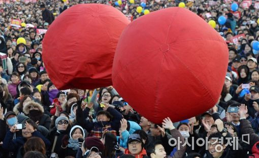 4일 서울 종로구 광화문 광장에서 열린 19차 촛불집회에서 참가자들이 박근혜 대통령 퇴진을 촉구하며 빨간 공을 굴리고 있다. (사진= 문호남 수습기자)