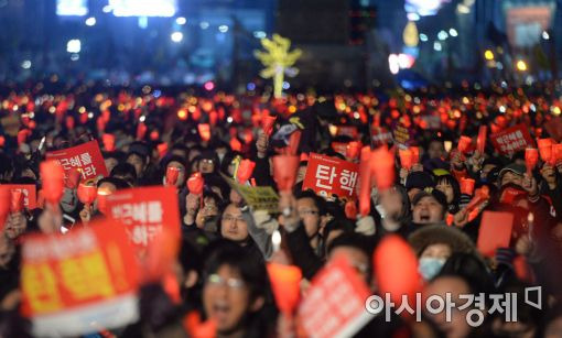 박근혜 대통령 탄핵 선고일이 임박한 지난 4일 서울 종로구 광화문 광장에서 열린 19차 촛불집회에서 참가자들이 촛불을 들고 행진하고 있다.(사진: 문호남 수습기자)