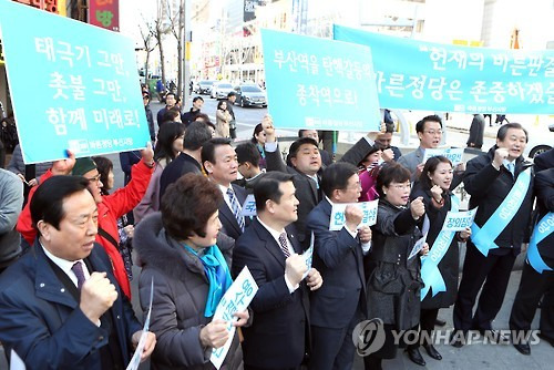 (부산=연합뉴스) 조정호 기자 = 4일 오후 부산 부산진구 서면 영광도서 앞에서 바른정당 부산시당이 마련한 국민통합 캠페인에서 김무성 의원을 비롯한 당원들이 '촛불도, 태극기도 내려놓고 헌재의 판결을 기다리자'는 취지로 국민통합을 호소하고 있다. 2017.3.4      ccho@yna.co.kr