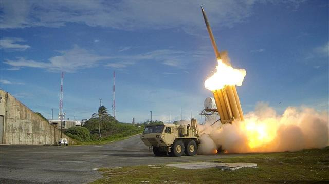 사드 배치가 본격화한 가운데 한국과 중국, 미국, 북한의 갈등이 고조되고 있다.AFP 연합뉴스