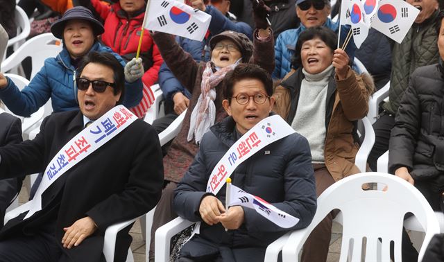 자유한국당 김문수 비상대책위원이 1일 오후 청계천 한빛광장에서 열린 탄핵 반대 집회에 참석하고 있다. 연합뉴스