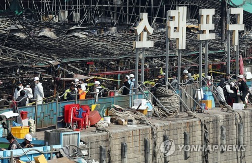 (인천=연합뉴스) 윤태현 기자 = 18일 오후 인천시 남동구 소래포구 어시장 화재사고 현장에서 국립과학수사연구원 직원들이 현장감식을 하고 있다. 불은 이 날 오전 1시 36분께 발생해 2시간 30분 만에 진화됐다. 이 불로 어시장 내 점포 330곳 가운데 220곳이 타는 등 큰 피해가 발생했다. 2017.3.18      tomatoyoon@yna.co.kr