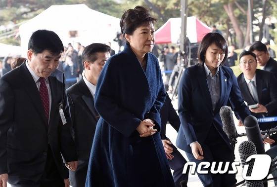 박근혜 전 대통령이 21일 오전 서울 서초동 중앙지검에 피의자 신분으로 조사를 받기 위해 출석하고 있다. 2017.3.21/뉴스1 © News1 사진공동취재단