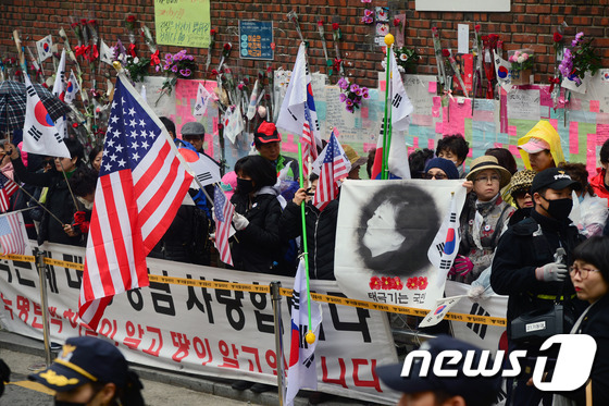 검찰이 박근혜 전 대통령에 대한 구속영장을 청구한 27일 오후 서울 강남구 삼성동 박 전 대통령 자택 앞으로 박근혜 지킴이 결사대 회원들이 속속 집결하고 있다. 2017.3.27/뉴스1 © News1 최현규 기자