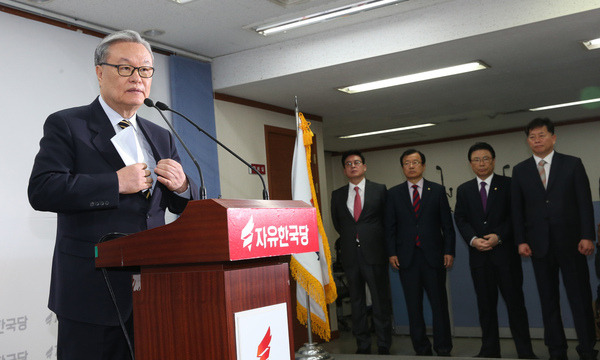 인명진 자유한국당 비상대책위원장이 29일 오전 서울 여의도 당사에서 자유한국당 대통령 선거후보가 선출되는 31일 사퇴하겠다는 내용의 기자회견을 한 뒤 회견문을 주머니에 넣고 있다. 뒤에서 정우택 원내대표(맨왼쪽) 등 당직자들이 이를 지켜보고 있다. 강창광 기자 chang@hani.co.kr