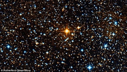 우주 최대의 별 극대거성 방패자리 UY(가운데). 태양의 1700배로, 비행기를 타고 이 별 둘레를 한 바퀴 돌려면 무려 1000년이 걸린다.