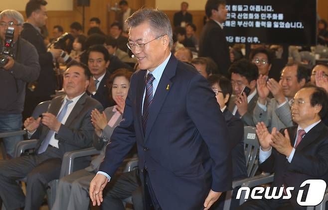 문재인 더불어민주당 대선 후보가 11일 부산 해운대구 벡스코에서 열린 국민주권 부산 선대위 출범식 및 부산 비전 선포식에서 발언대로 향하고 있다. 2017.4.11/뉴스1 © News1 허경 기자