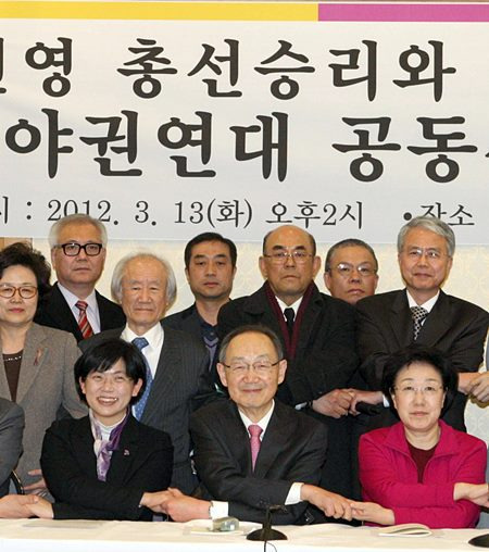 2012년 3월13일 백낙청(앞줄 가운데) 서울대 명예교수, 한명숙 민주통합당 대표, 이정희 통합진보당 공동대표 등이 국회 귀빈식당에서 열린 야권연대 공동선언 행사에 참석했다. 백 교수 바로 뒤는 무단 방북했던 범민련 남측본부의 노수희 부의장이다. /조선일보 DB