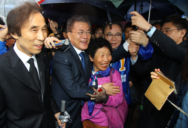 문재인 더불어민주당 대선후보가 17일 오전 19대 대선 공식선거운동 첫 행보로 대구 달서구 두류동 2ㆍ28 민주의거 기념탑을 참배 하고 지지자와 악수하고 있다. [사진제공=연합뉴스]