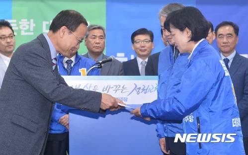 【서울=뉴시스】이영환 기자 = 21일 오전 서울 여의도 더불어민주당 당사에서 열린 4차 산업혁명&middot;신성장 전문가 문재인 후보 지지선언 및 정책제안 전달식에서 노규성(왼쪽) 한국디지털정책학회 회장이 추미애 상임선대위원장, 김용익 선대위 공동정책본부장에게 정책제안을 전달하고 있다. 2017.04.21.    20hwan@newsis.com