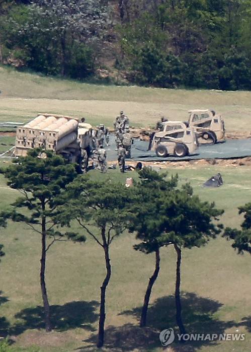 경북 성주군 성주골프장 부지에 배치되고 있는 사드 장비들 / 사진=연합뉴스