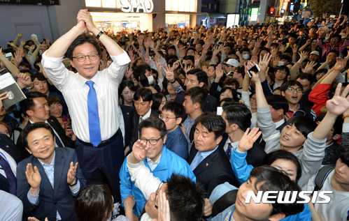 【서울=뉴시스】배훈식 기자 = 3일 오후 서울 강남구 CGV강남 앞에서 유승민 바른정당 대선 후보가 지지자들의 연호를 받고 있다. 2017.05.03.   dahora83@newsis.com