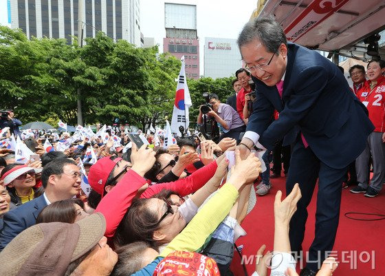 홍준표 자유한국당 대선후보가 8일 오전 부산 동구 부산역광장에서 유세를 마친 뒤 시민들과 인사하고 있다.  2017.5.8/뉴스1  <저작권자 © 뉴스1코리아, 무단전재 및 재배포 금지>