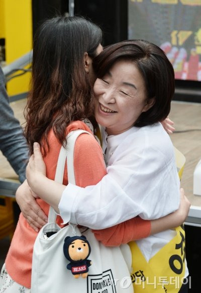 심상정 정의당 대선후보가 8일 오후 서울 서대문구 현대백화점 유플렉스 신촌점 앞에서 열린 ‘촛불시민과 함께하는 12시간 필리버스킹 유세’에서 한 시민과 포옹하고 있다. 2017.5.8/뉴스1  <저작권자 © 뉴스1코리아, 무단전재 및 재배포 금지>