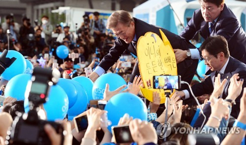 (서울=연합뉴스) 황광모 기자 = 더불어민주당 문재인 대선후보가 8일 오후 서울 광화문 광장에서 열린 19대 대선 마지막 유세에서 시민들과 악수하고 있다.       hkmpooh@yna.co.kr