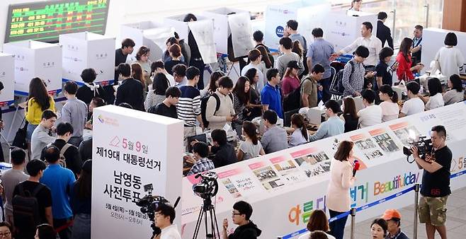 5일 오후 서울역에 마련된 제19대 대통령선거 남영동 사전투표소에서 유권자들이 투표를 하고 있다. /뉴시스