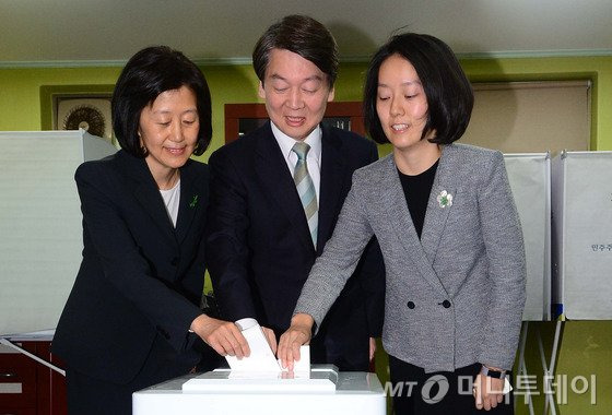 안철수 국민의당 대선후보와 부인 김미경 씨, 딸 안설희 양이 제19대 대통령선거일인 9일 오전 서울 노원구 극동늘푸른아파트 경로당에 마련된 상계1동 제7투표소에서 투표를 하고 있다. 2017.5.9/뉴스1  <저작권자 © 뉴스1코리아, 무단전재 및 재배포 금지>