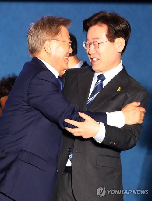 손 잡은 문재인-이재명 | 인스티즈