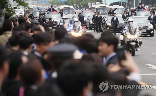 (서울=연합뉴스) 이지은 기자 = 국회에서 취임선서를 마친 문재인 대통령이 10일 오후 서울 여의도 국회대로를 지나며 시민들을 향해 손을 흔들고 있다.  jieunlee@yna.co.kr