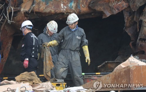 세월호가 거치된 목포신항에서 현장수습 관계자들이 선미 좌현 쪽에서 작업 하고 있다 (사진=연합뉴스)