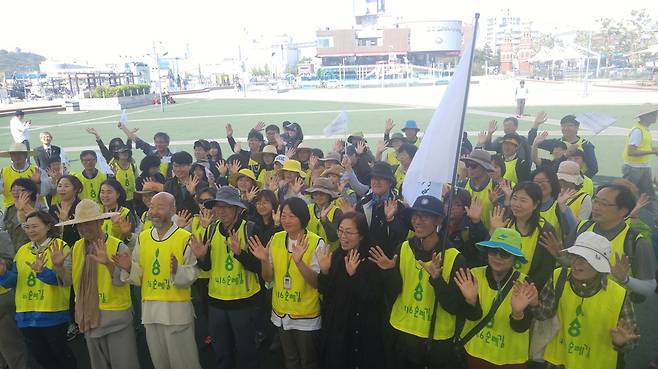 15일 오후 인천 연안부두에서 ‘4.16 순례길'에 참여한 인사들이 길을 떠나기 앞서 출발식을 갖고 있다. 인천평화복지연대 제공