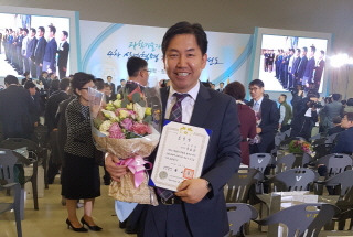 유호상 이노넷 대표가 '2017 과학·정보통신의 날' 행사에서 대통령 표창을 받고 기념 촬영 중이다/사진제공=이노넷