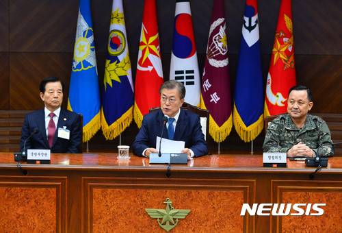 【서울=뉴시스】전진환 기자 = 문재인 대통령이 17일 오후 취임 후 처음으로 국방부를 방문해 회의실에서 인사말을 하고 있다. 2017.05.17.   amin2@newsis.com
