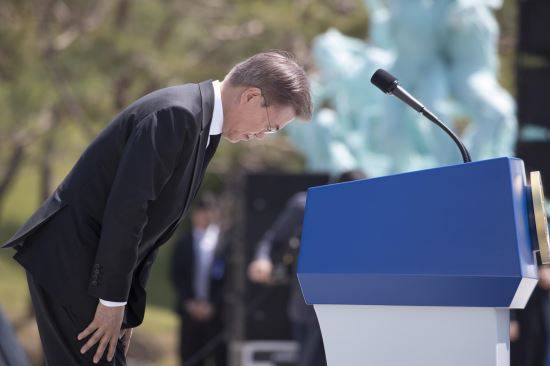 문재인 대통령이 18일 오전 10시 광주 운정동 국립 5·18민주묘지에서 열린 제37회 5·18 민주화운동 기념사를 낭독한 뒤 허리를 숙여 인사하고 있다. 뉴시스