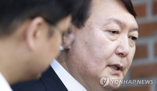 (서울=연합뉴스) 김인철 기자 = 서울중앙지검장으로 승진 임명된 윤석열 대전고검 검사가 19일 오후 서울 서초구 특별검사 사무실 앞에서 취재진 질문에 답하고 있다. 2017.5.19      yatoya@yna.co.kr