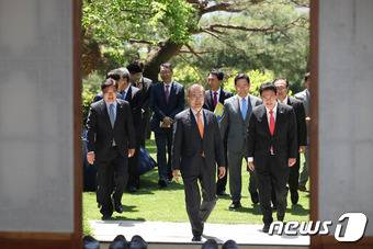 문재인 대통령이 19일 여야 5당 원내대표와 오찬 회담을 하기위해 청와대 상춘재에 들어서고 있다.(청와대) 2017.5.19/뉴스1 © News1 이광호