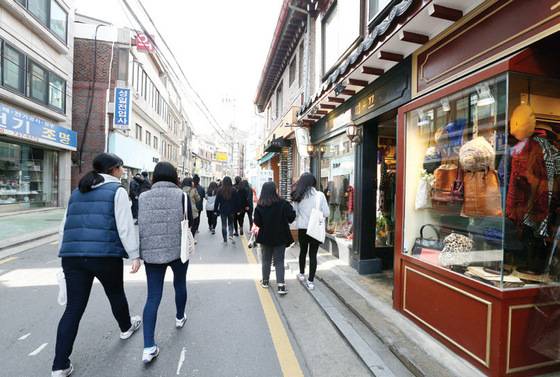 청와대 앞을 가로지르는 도로. 서촌과 북촌을 잇는 도로지만 시민들에겐 낯선 곳이다. 사진·중앙포토