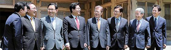 문재인 대통령과 여야 5당 원내대표의 첫 오찬회동이 19일 청와대 상춘재에서 열렸다. 이들은 이날‘여·야·정 국정상설협의체’ 구성에 합의했다. 왼쪽부터 전병헌 청와대 정무수석, 노회찬 정의당 원내대표와 주호영 바른정당 대표 권한대행 겸 원내대표, 정우택 자유한국당 대표 권한대행 겸 원내대표, 문 대통령, 우원식 더불어민주당 원내대표, 김동철 국민의당 대표 권한대행 겸 원내대표, 임종석 대통령 비서실장. [청와대사진기자단]