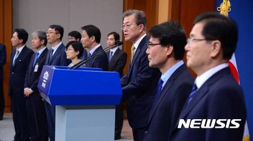【서울=뉴시스】전신 기자 = 문재인 대통령이 21일 청와대 춘추관 대브리핑실에서 추가 인사 명단을 발표하고 있다. 문 대통령은 국가안보실장에 정의용, 정책실장에 장하성 고려대 교수를 임명했으며, 경제부총리에는 김동연 아주대 총장, 외교장관에는 강경화 유엔 사무총장 정책특별보좌관을 내정했다. 국민경제자문회의 부의장에는 김광두 서강대 석좌교수, 통일외교안보특보에는 홍석현 한국신문협회 고문과 문정인 연세대 명예특임교수를 임명했다. 2017.05.21.   photo1006@newsis.com