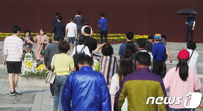 고 노무현 전 대통령 서거 8주기 추도식을 하루 앞둔 22일 오후 경남 김해시 진영읍 봉하마을을 찾은 추도객이 고 노무현 전 대통령 묘역을 참배하고 있다. 2017.5.22/뉴스1 © News1 여주연 기자