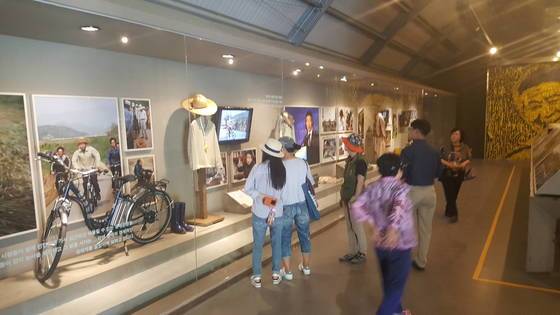 노무현 전 대통령 추모의 집에서 추모객들이 노 전 대통령 관련 기록물을 보고 있다. 위성욱 기자