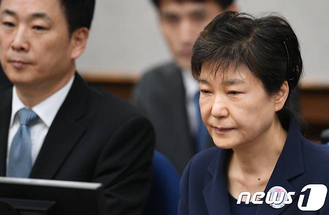 뇌물혐의 등으로 구속기소 된 박근혜 전 대통령이 23일 오전 서울 서초동 서울중앙지법 417호 대법정에서 첫 재판 시작을 기다리고 있다. 2017.5.23/뉴스1 © News1 사진공동취재단