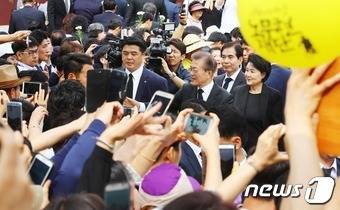문재인 대통령이 23일 김해 진영읍 봉하마을에서 열린 고(故) 노무현 전 대통령 8주기 추도식에 참석해 추모객들과 인사를 나누고 있다. 2017.5.23/뉴스1 © News1 여주연 기자