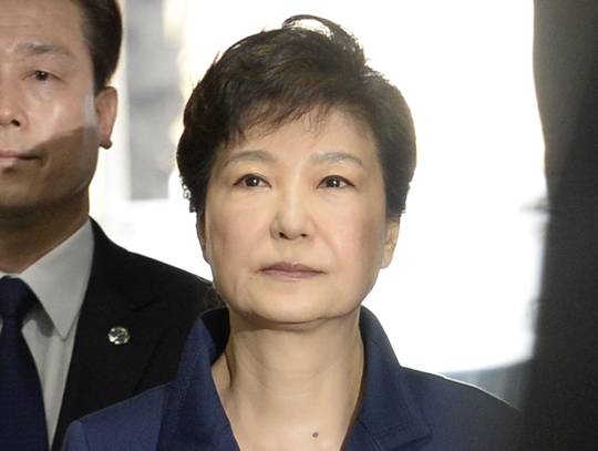 박근혜 전 대통령이 지난 3월 30일 구속 전 피의자 심문을 위해 서울 서초구 서울중앙지방법원에 출석하고 있다. 박 전 대통령은 이튿날 새벽 경기도 의왕 서울구치소로 구속 수감됐다. 사진공동취재단