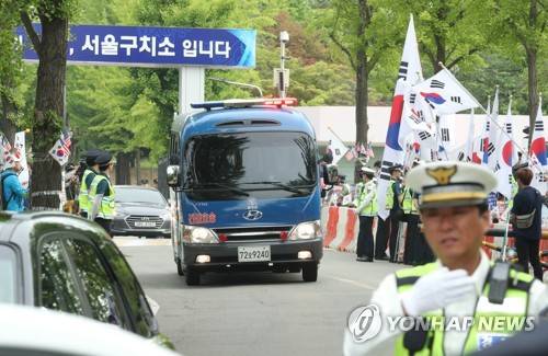 (의왕=연합뉴스) 김현태 기자 = 삼성 등 대기업에서 총 592억원의 뇌물을 받거나 요구·약속한 혐의 등으로 구속기소 된 박근혜 전 대통령의 첫 정식재판이 열리는 23일 오전 경기도 의왕시 서울구치소에서 박 전 대통령을 태운 호송차량이 서울중앙지법으로 떠나고 있다. 서울중앙지법 형사합의22부(김세윤 부장판사)는 이날 오전 10시 서울법원종합청사 417호 대법정에서 박 전 대통령과 최순실 씨의 첫 정식재판을 연다. 2017.5.23      mtkht@yna.co.kr