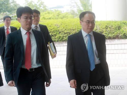(서울=연합뉴스) 김주성 기자 = 뇌물혐의 등으로 구속된 박근혜 전 대통령의 첫 재판이 열린 23일 오전 서울 서초구 서울중앙지방법원에 박 전 대통령을 직접 조사했던 한웅재(왼쪽), 이원석(오른쪽) 부장검사가 범죄 혐의를 입증하기 위해 법정으로 향하고 있다.      utzza@yna.co.kr
