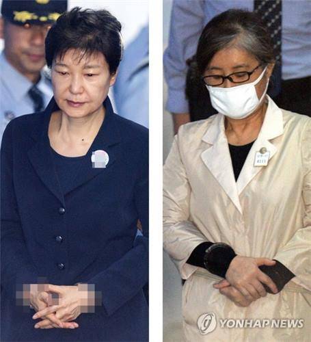 40년 지기 박근혜-최순실 '나란히 법정에'  (서울=연합뉴스) 김주성 기자 = 삼성 등 대기업에서 총 592억원의 뇌물을 받거나 요구·약속한 혐의 등으로 구속기소 된 박근혜 전 대통령의 첫 재판이 열리는 23일 오전 박 전 대통령과 40년 지기 '비선실세' 최순실 씨가 시간 차를 두고 호송차에서 내려 서울중앙지법 417호 법정으로 향하고 있다. 2017.5.23  utzza@yna.co.kr