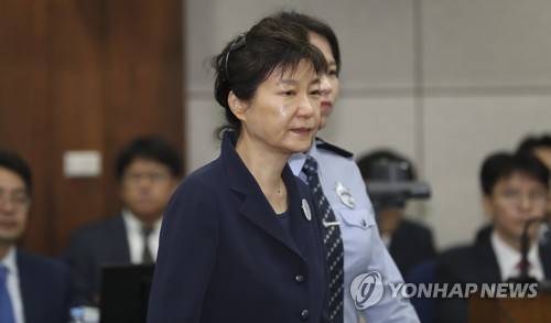 (서울 사진공동취재단=연합뉴스) 삼성 등 대기업에서 뇌물을 받은 혐의 등으로 구속기소 된 박근혜 전 대통령이 23일 오전 서울중앙지법 417호 법정에 들어서고 있다. 2017.5.23      xyz@yna.co.kr