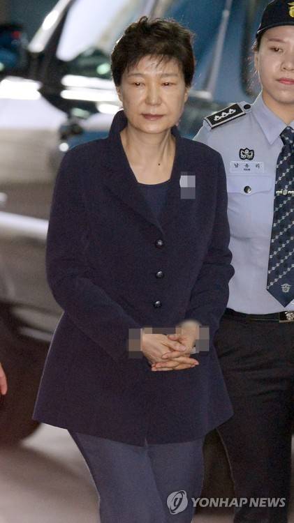 (서울=연합뉴스) 최재구 기자 = 삼성 등 대기업에서 총 592억원의 뇌물을 받거나 요구·약속한 혐의 등으로 구속기소 된 박근혜 전 대통령이 23일 오후 재판을 마친 후 구치소로 가는 호송차로 향하고 있다. 2017.5.23      jjaeck9@yna.co.kr