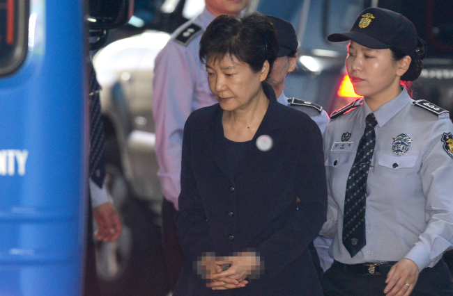 박근혜 전 대통령이 23일 오후 재판을 마친 후 구치소로 가는 호송차로 향하고 있다. [사진제공=연합뉴스]
