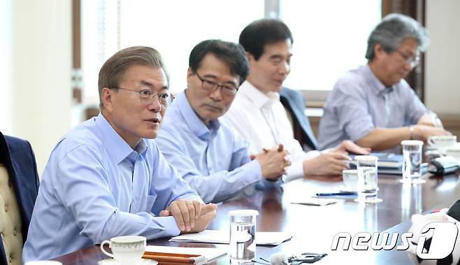문재인 대통령이 25일 오전 청와대 여민관 소회의실에서 첫 수석보좌관 회의를 주재하고 있다. 2017.5.25 © News1 이광호 기자