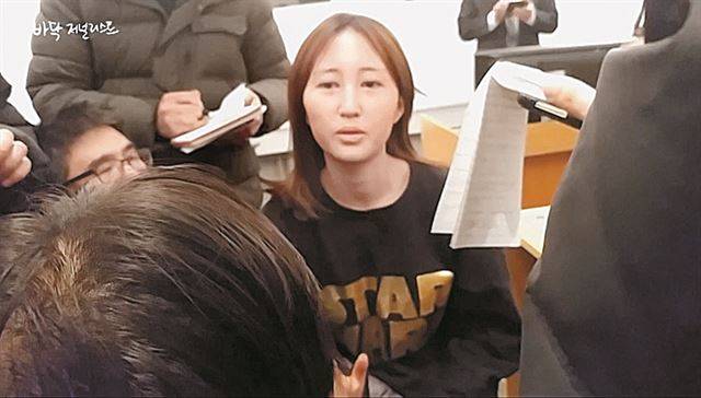 최순실씨 딸 정유라씨가 구금연장 심리가 열린 덴마크 올보르 지방법원에서 휴식시간 중 기자들과 인터뷰하고 있다. 길바닥저널리스트 유튜브 영상 캡처.