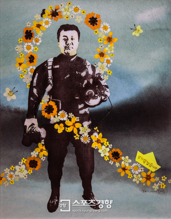 고 김관홍 잠수사(프린트, 종이에 꽃 꼴라주 42x51cm). 안산 온마음센터 꽃마중