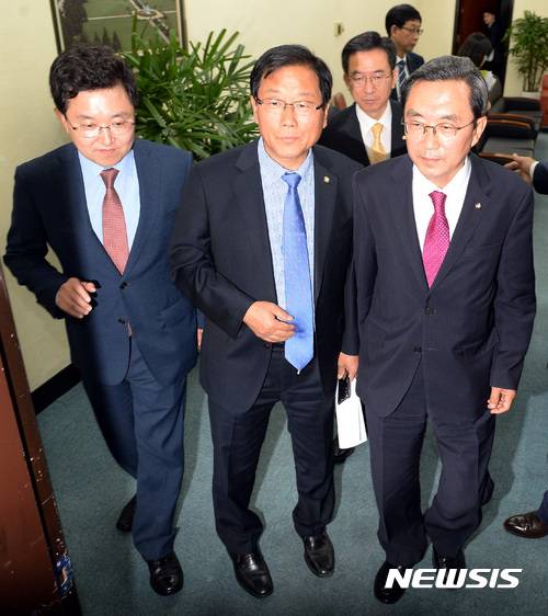 【서울=뉴시스】박영태 기자 = 26일 오후 서울 영등포구 여의도 국회 국무총리(이낙연) 임명동의에 관한 인사청문특별위원회 위원실에서 여야 간사협의를 끝낸 위원들이 나오고 있다. 왼쪽부터 김용태 바른정당 간사, 윤후덕 더불어민주당 간사. 정성호 위원장, 경대수 자유한국당 간사. 2017.05.26.  since1999@newsis.com