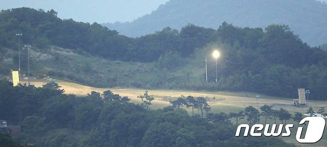 사드(고고도미사일방어체계·THAAD)발사대 2기외에 4기의 발사대가 한국에 비공개로 추가 반입 됐다. 30일 오후 경북 성주 골프장에 설치된 조명이 사드발사대를 비추고 있다.2017.5.30/뉴스1 © News1 이종현 기자