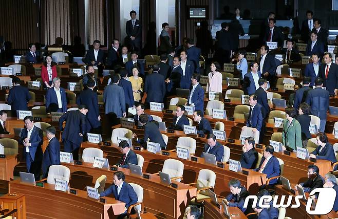 자유한국당 의원들이 31일 서울 여의도 국회에서 열린 이낙연 국무총리 후보자의 인준안 표결을 위한 본회의에서 모니터 앞에 '이낙연 국무총리 후보자 인준반대' 문구를 붙이고 회의장을 나서고 있다. 2017.5.31/뉴스1 © News1 송원영 기자